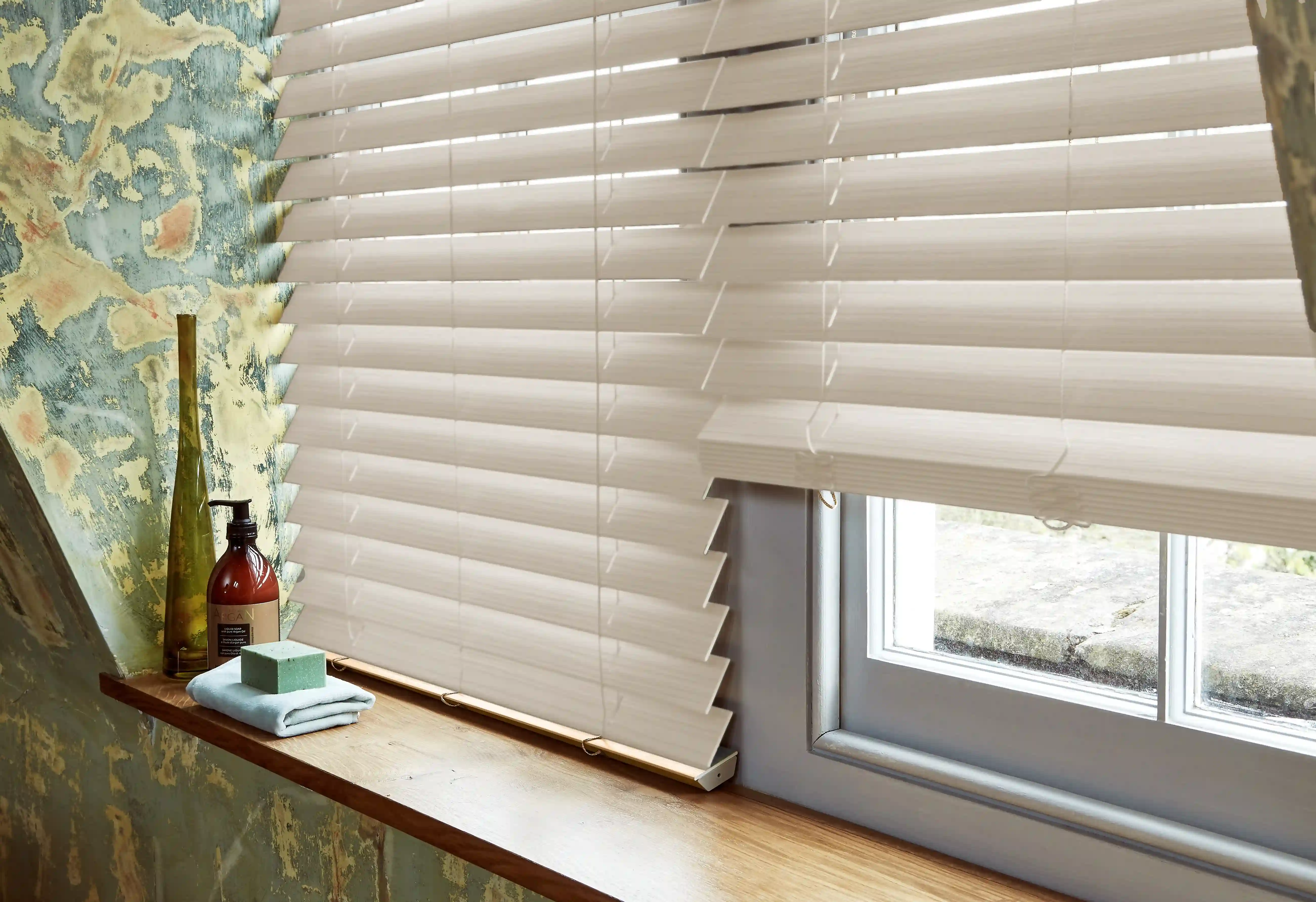 Easy-to-Fit Faux Wood Blinds for Rental Properties stylish & practical.