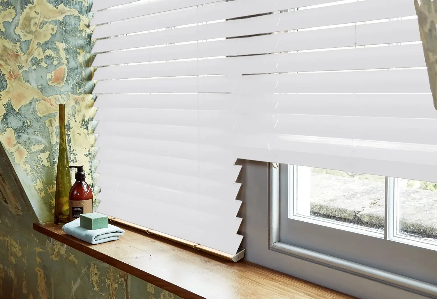 Wide range of colors and stains for real wood Venetian blinds.